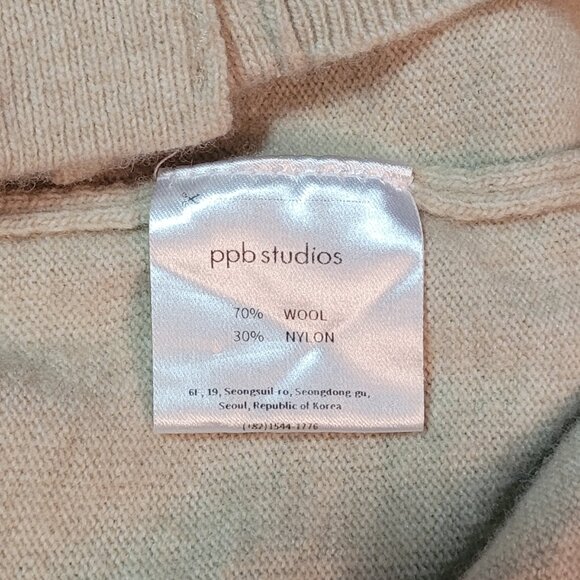 Chuu | Cropped V-Neck Wool Knit Cardigan - Picture 5 of 5